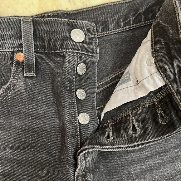 Levi's® Premium
501® HIGH RISE WOMEN'S SHORTS W26 - Picture 5 of 9